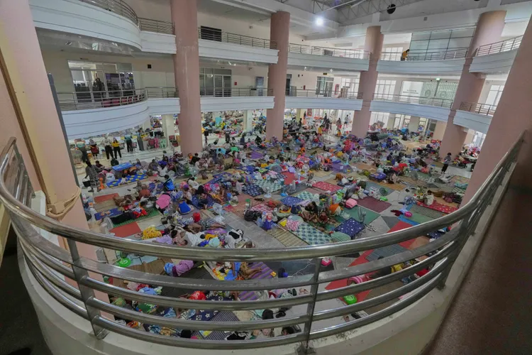 泰國素林省邊界居民帶著家當與寵物撤離到收容中心躲避戰火。美聯社