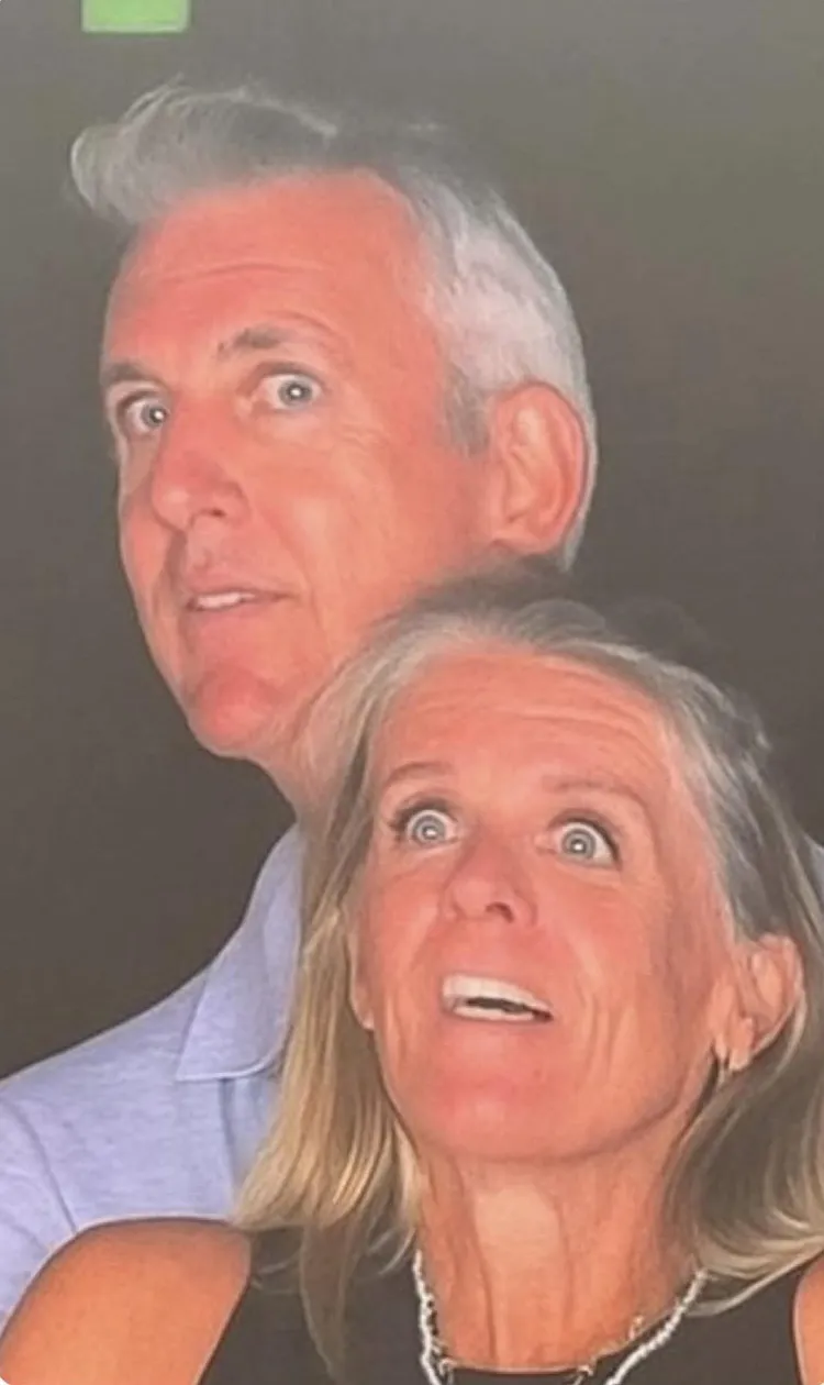 拜倫被抓包面露驚恐。翻攝網路