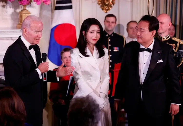 金建希与尹锡悦2023年出席美国前总统拜登(左)主持的晚宴。路透资料照