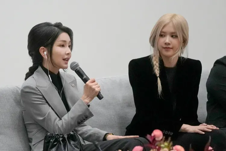 2023年的金建希(左)与BLACKPINK的Rosé。美联社资料照