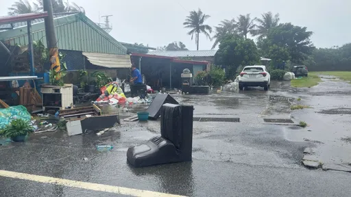 台东惊现龙卷风!5民宅家具喷落一地 70岁嬷抱电杆保命