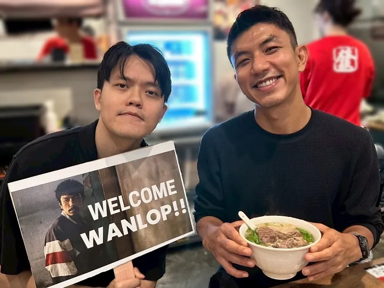 萬洛隆甘迦（右）一到台灣就指定要吃牛肉麵，左為導演曾威量。牽猴子提供