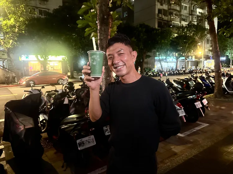 萬洛隆甘迦品嚐在地美食綠豆沙。牽猴子提供