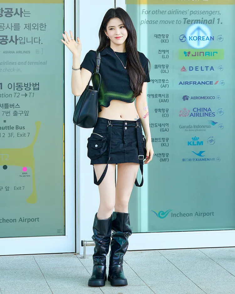 韓素希搭配小CK與PH5的聯名上衣秀出纖腰。品牌提供