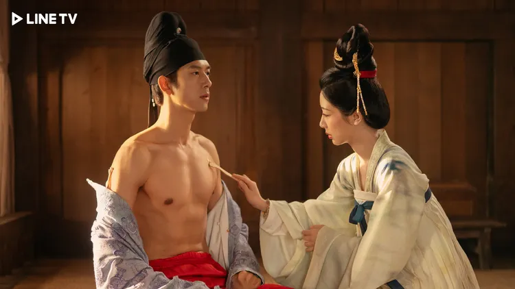 楊紫（右）、李現偽裝夫妻假戲真做，互動曖昧。LINE TV提供