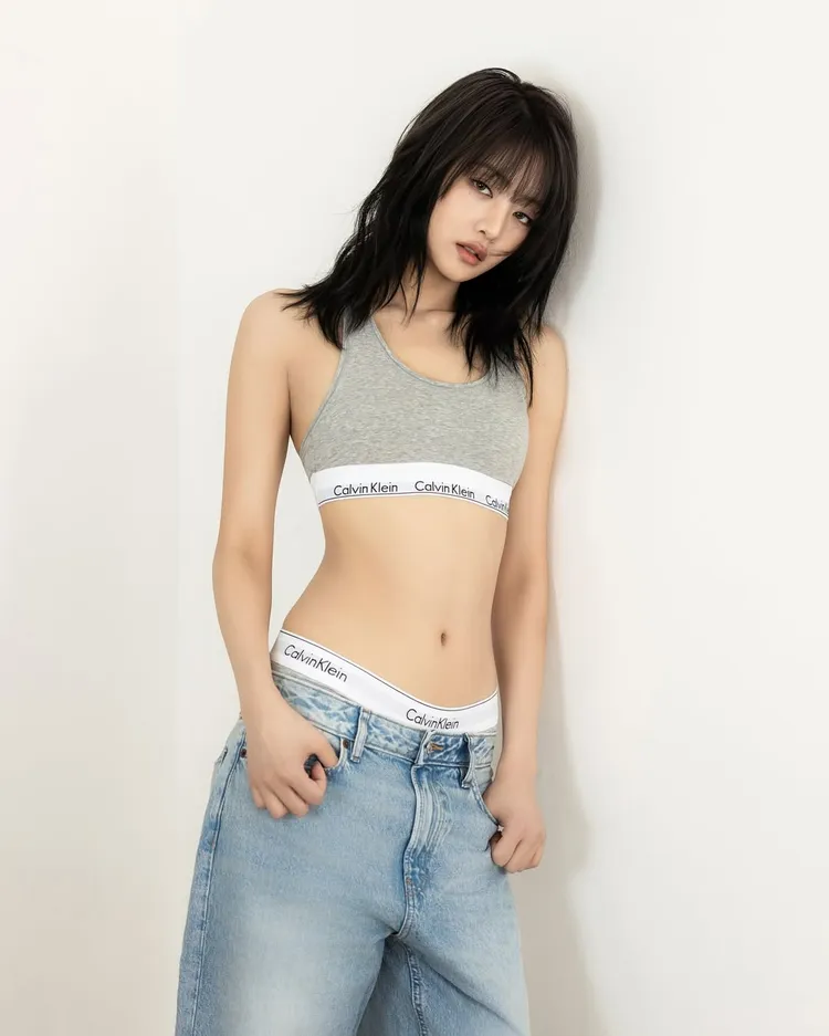 i‑dle Minnie換上灰色內衣曬出超狂螞蟻腰。翻攝i‑dle IG