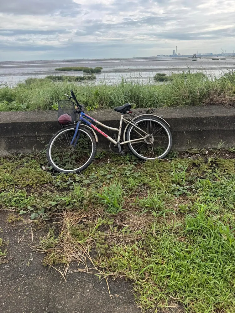 彰濱堤防邊發現汪姓老翁腳踏車，人卻不知去向。翻攝賴清美臉書