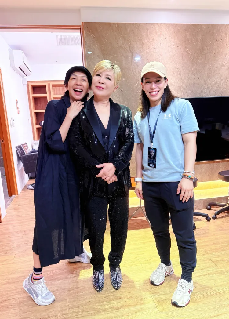 黃小琥（中）返回故鄉高雄開唱，台下嘉賓真的「重量級」。大大娛樂提供