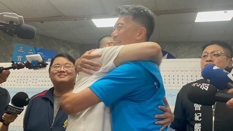 林沛祥與謝國樑擁抱時激動喊出「我們贏了」。葉先鵬攝