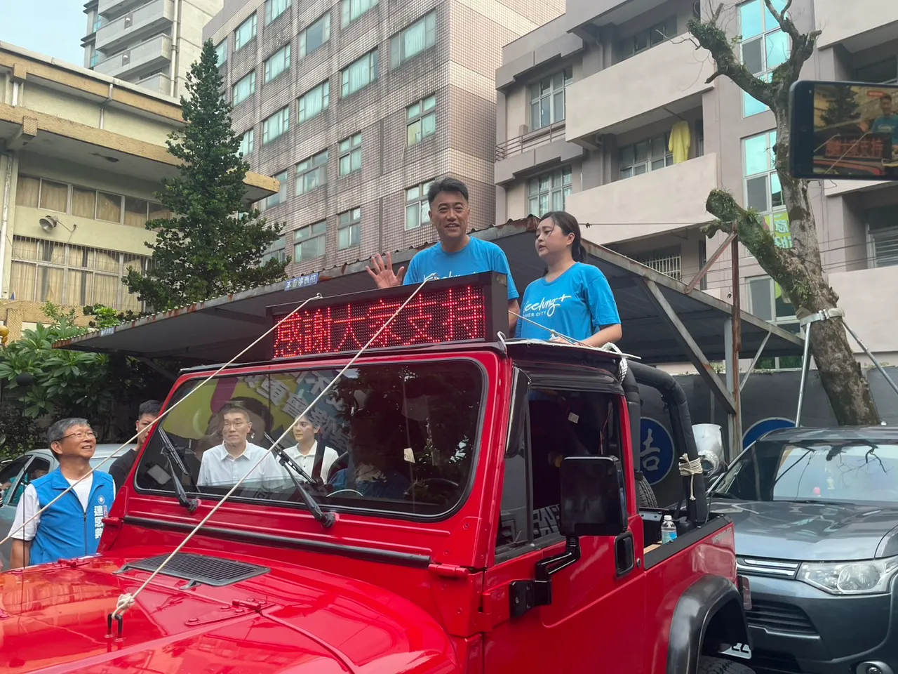 林沛祥宣布罢免不通过后,随即出门谢票。叶先鹏摄