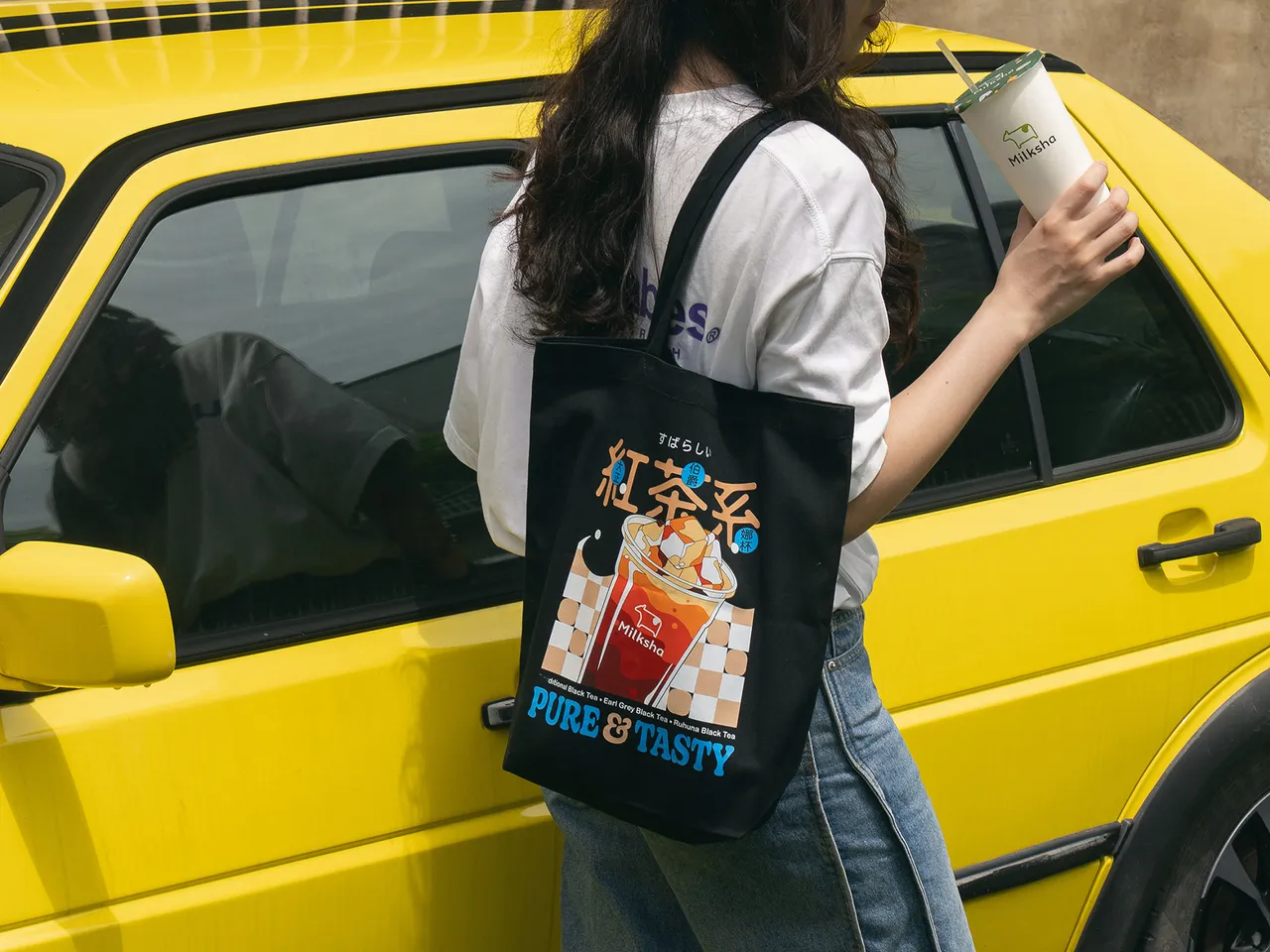 「迷红茶男友」限量帆布袋。迷客夏提供