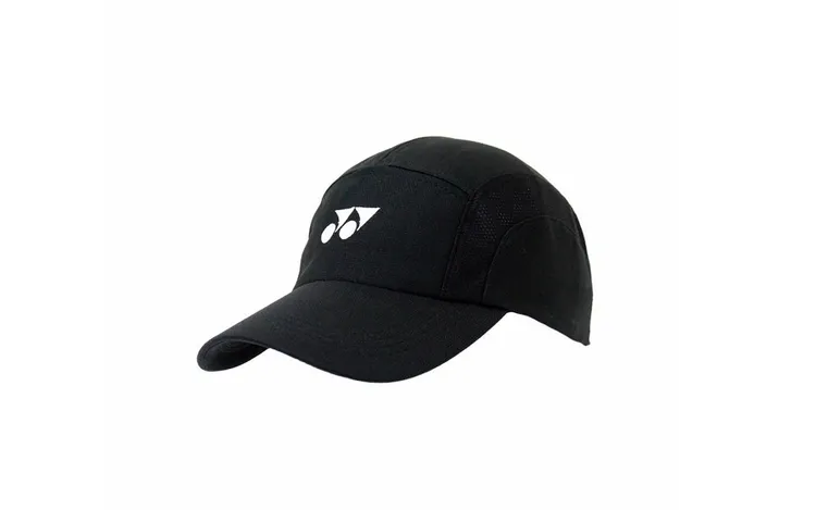 李洋親簽限量愛心帽義賣，每頂售價新台幣一萬元，將全數捐贈予受助學校學生。主辦單位提供