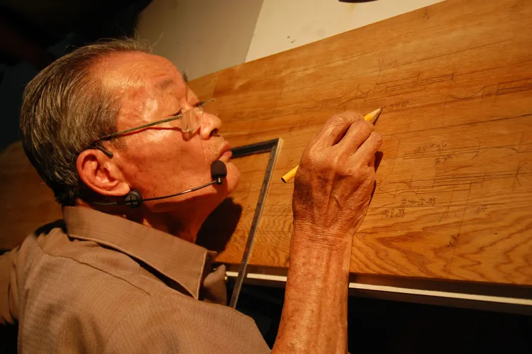 許漢珍示範「大木作技術」落篙技法。文化部提供