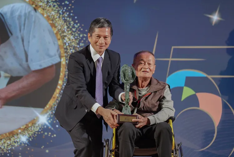 許漢珍（右）2020年榮獲第5屆國家文化資產保存獎。文化部提供