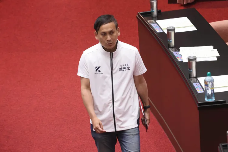 葉元之是新北唯一一位同意票數過門檻的立委，幸好不同意票大於同意票，驚險守住。資料照片