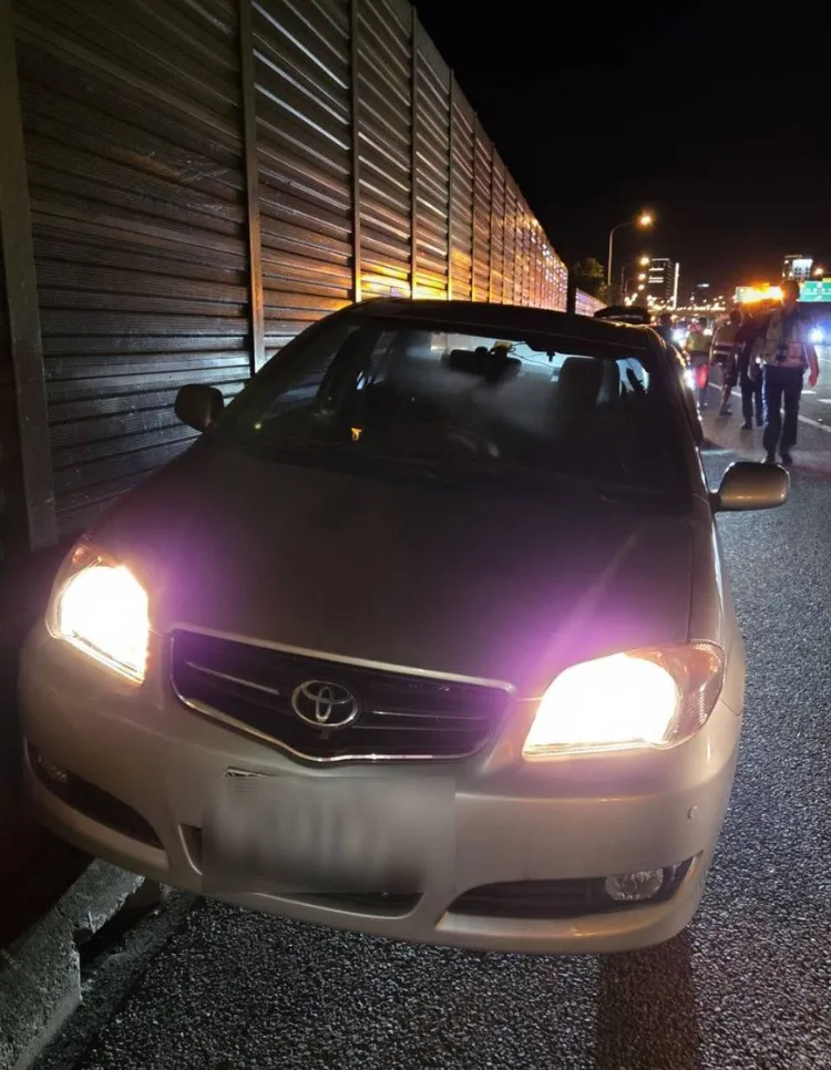 張男車輛撞上護欄仍發動中。國道警方提供