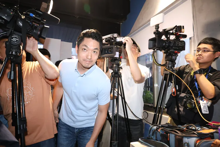 蔣萬安在北市黨部收到支持者的熱情告白。彭欣偉攝