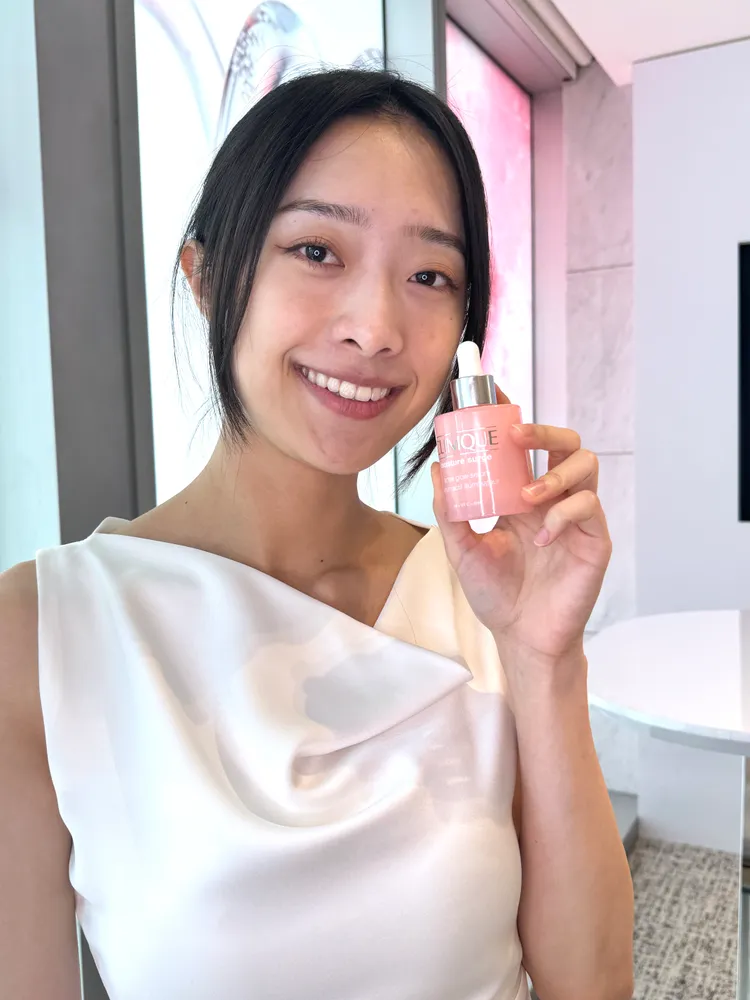 倩碧推出全新水磁場嫩亮保濕煥膚精華。張家玲攝