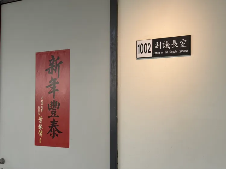 檢調人員離開時未對外說明案情，葉林傳本人也未現身。張綵茜攝