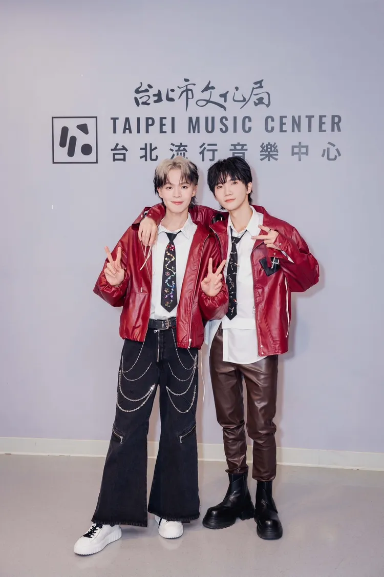 黃氏兄弟 瑋瑋(左)、哲哲(右)攜手開唱。PressPlay提供