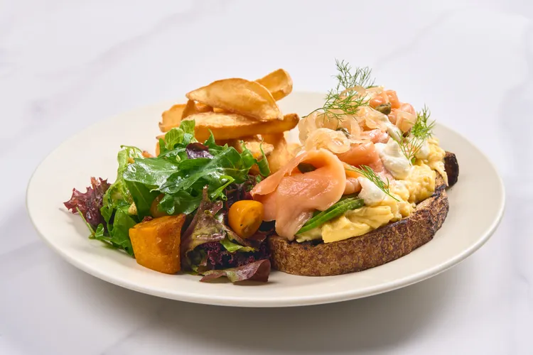 煙燻鮭魚 酸豆 酪梨 優格蒔蘿 開放三明治。業者提供