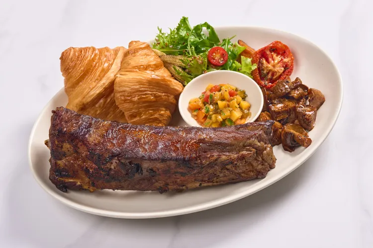 美國帶骨台塑牛小排 30盎司 黑胡椒牛汁。業者提供