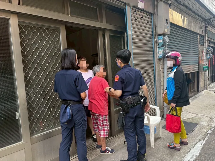 警方護送迷途老婦返家。楊梅警分局提供