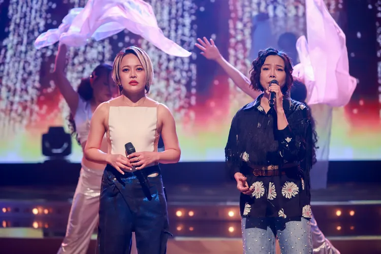 曾心梅（右）與戴愛玲合作演唱〈千年之戀〉。民視提供