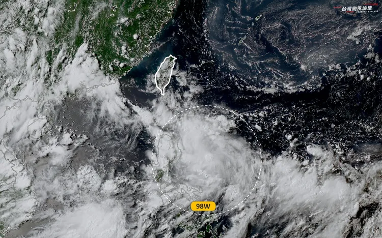 氣象粉專「台灣颱風論壇｜天氣特急」表示，菲律賓東方擾動98W漸有雛形，歐洲數值預報最近幾次也有不小變動，下週有機會從台灣附近通過。但仍需觀察2至3天，預報才會較明朗。