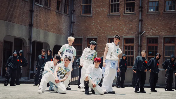 Saturnday帶領30位專業舞者在34度烈日下拍攝MV。踢帕娛樂提供