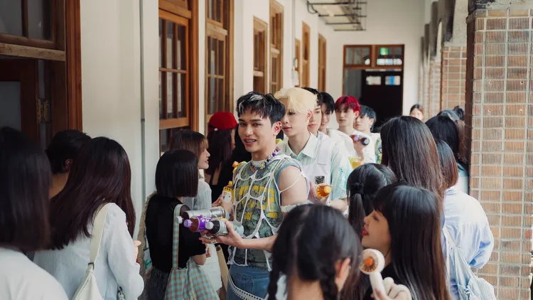 粉絲探班MV拍攝，Saturnday貼心送上飲料讓粉絲消暑解渴。踢帕娛樂提供