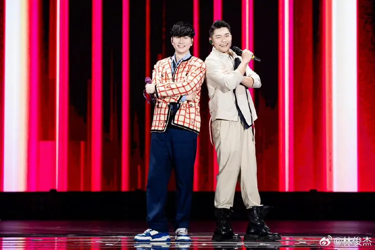 林俊傑北京鳥巢驚喜邀李玖哲站台。翻攝林俊傑微博