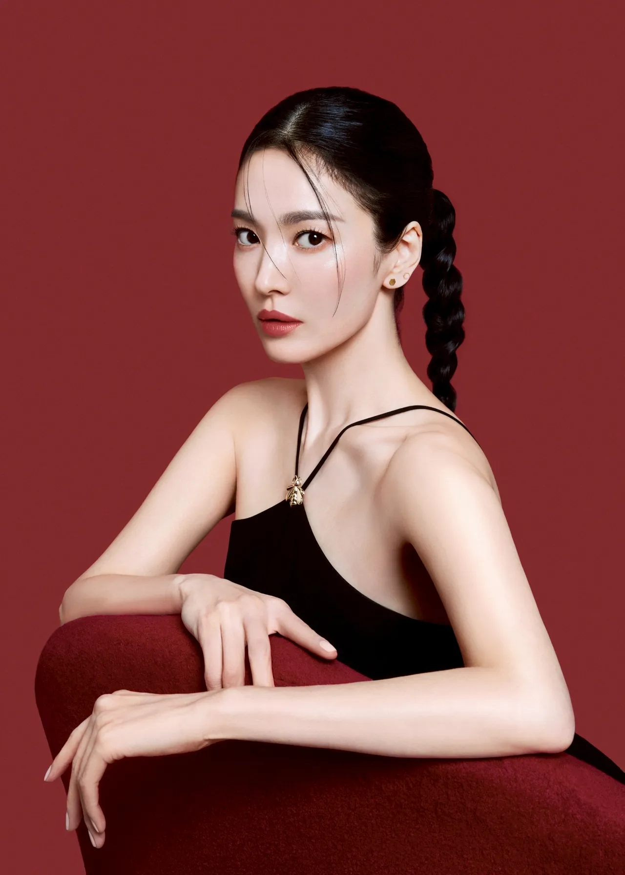 宋慧喬演繹嬌蘭翎羽之華限量彩妝系列。品牌提供女神宋慧喬演繹嬌蘭翎羽之華限量彩妝系列,唇色為ROUGE G紅寶之吻高訂緞光唇膏#06。品牌提供