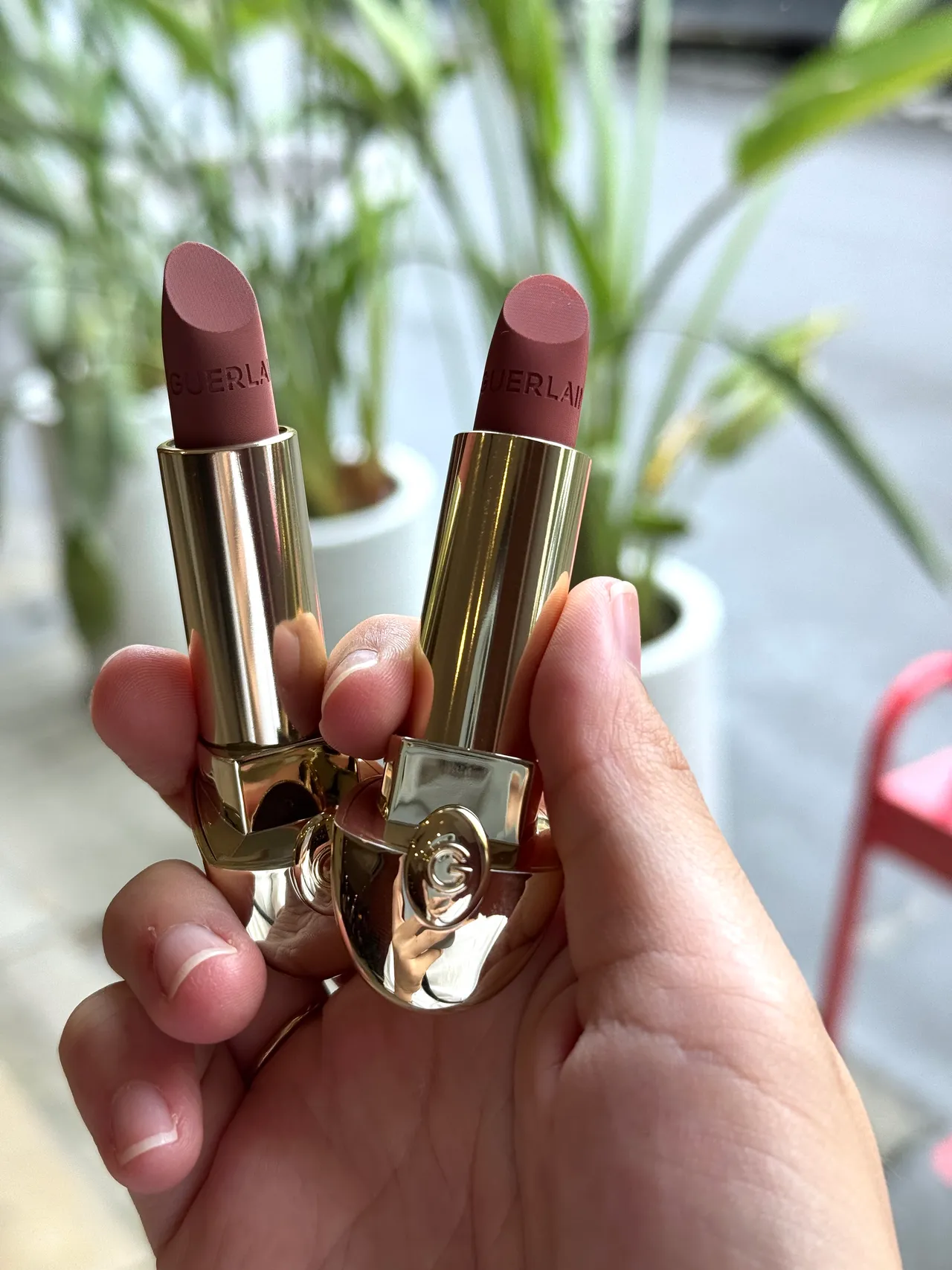 ROUGE G,紅寶之吻高訂絲絨唇膏#207(左)和#139(右)為限定色,各1400元。張家玲攝