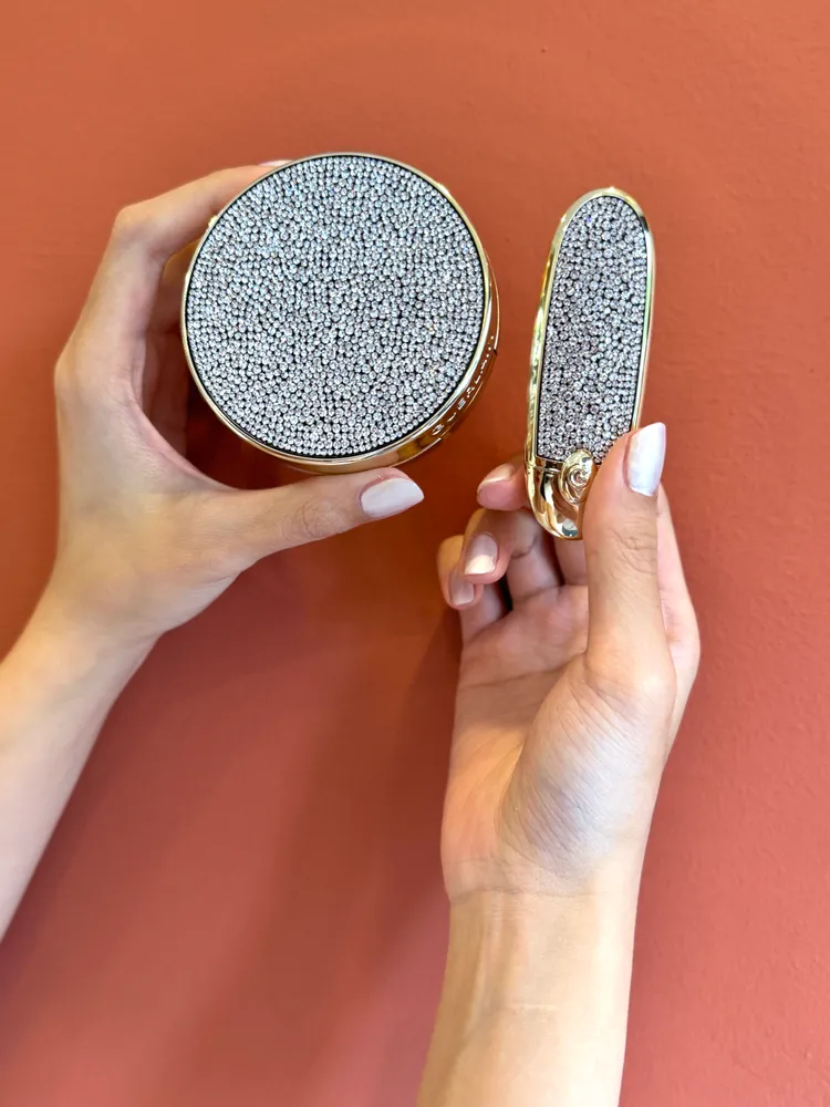 嬌蘭8月將推出3款24K純金絲光氣墊粉餅限量彩殼，各1300元。張家玲攝