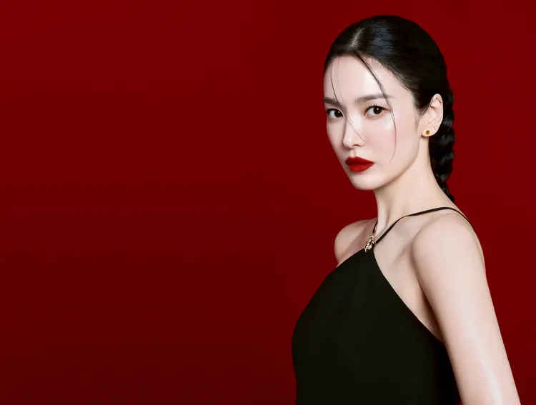 女神宋慧喬演繹嬌蘭翎羽之華限量彩妝系列，唇色為ROUGE G紅寶之吻高訂絲絨唇膏#555。品牌提供