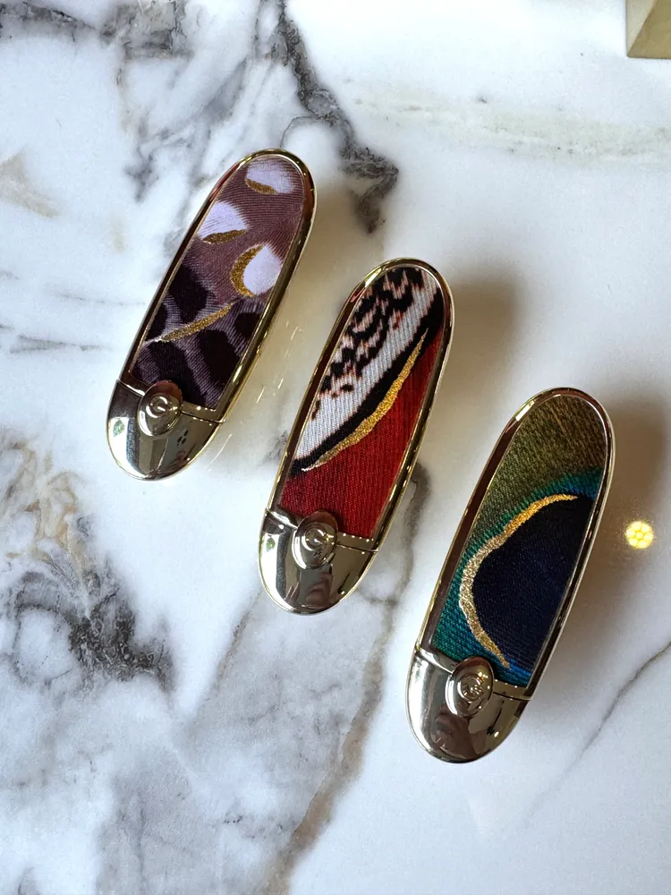 嬌蘭ROUGE G紅寶之吻高訂唇膏彩殼，各1350元。張家玲攝