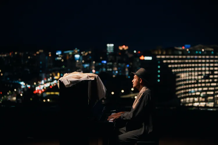 張震嶽罕見彈琴，讓粉絲超新奇。本色音樂提供