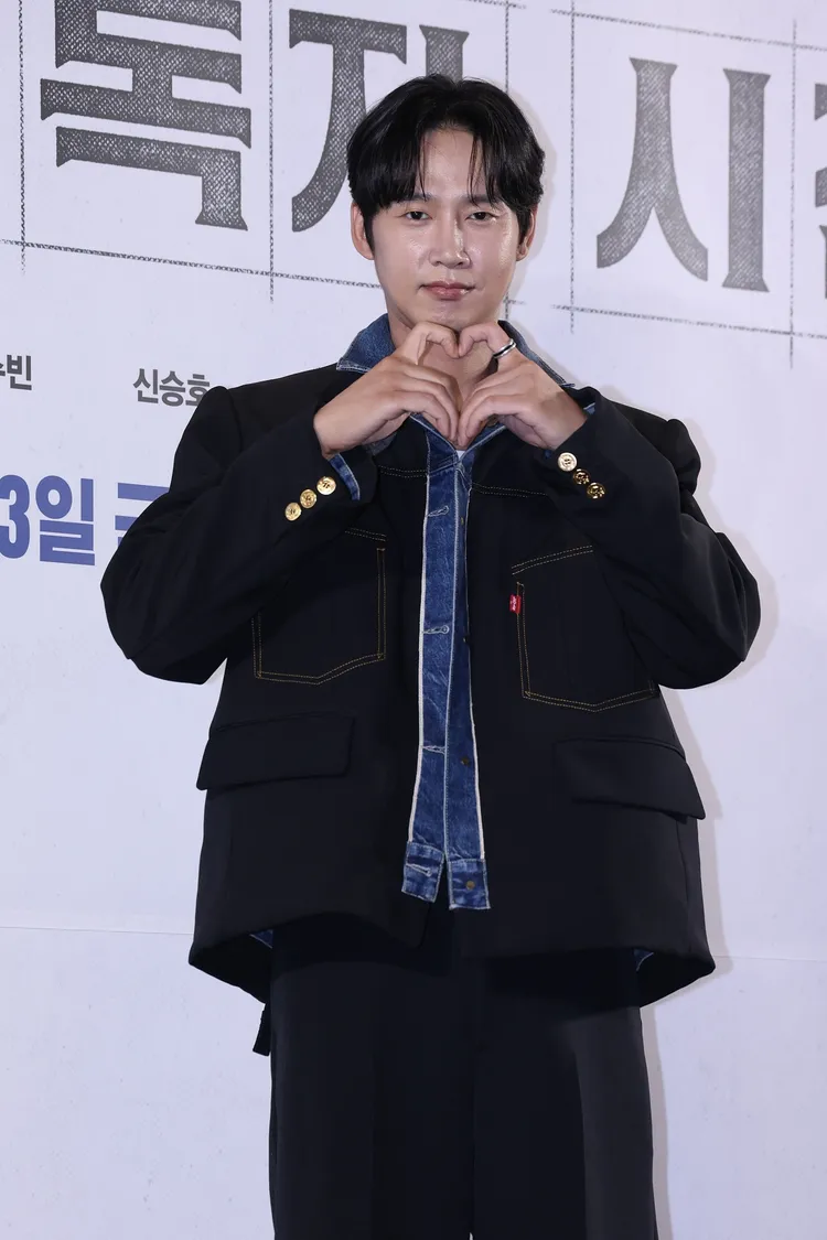 《魷魚遊戲2》朴成焄比愛心。翻攝日間體育