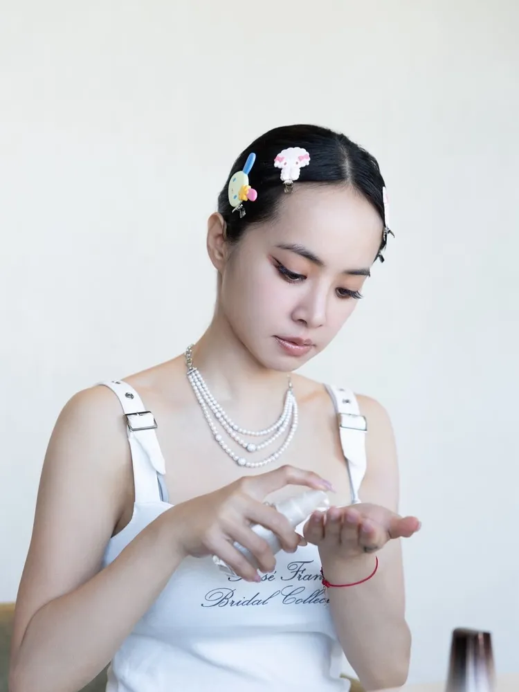 蔡依林分享使用ELIXIR的保養照，頭上的髮夾洩漏滿滿少女心。翻攝IG