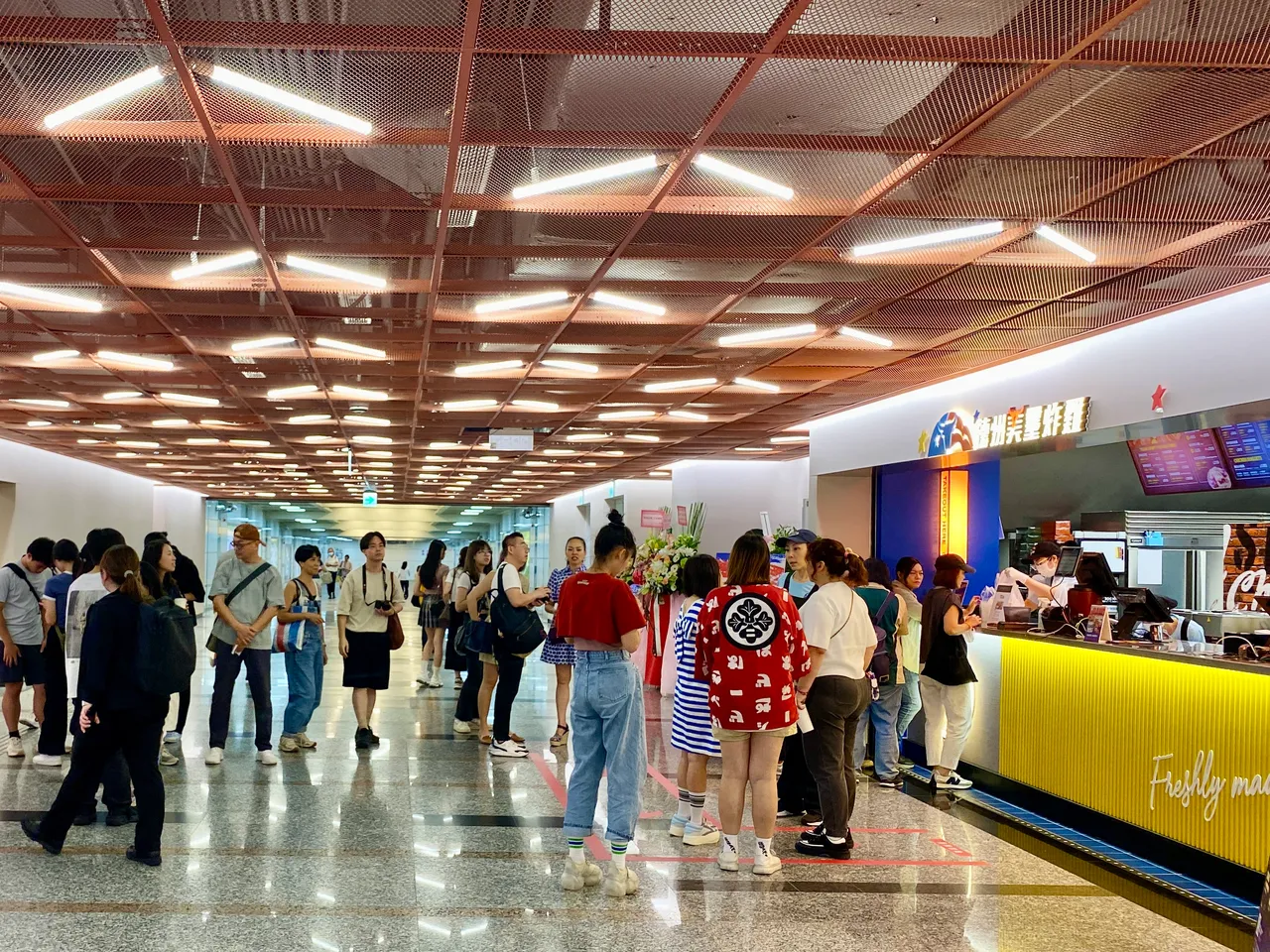 B2外侧连通道开通后,可由统一时代一馆走至北市府,原有麦当劳等柜位都保留,另新增进驻美墨炸鸡。庄伟祺摄