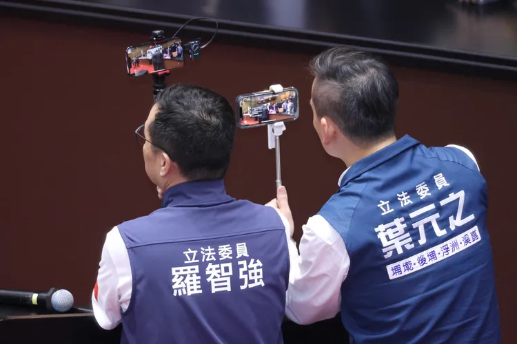 立法院院會進行表決時，羅智強、葉元之同步直播。彭欣偉攝