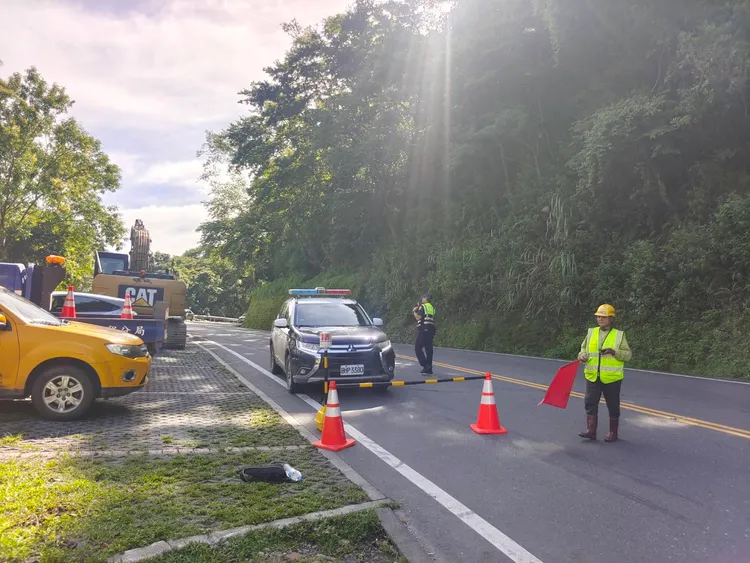 公路局已派人搶修。民眾提供