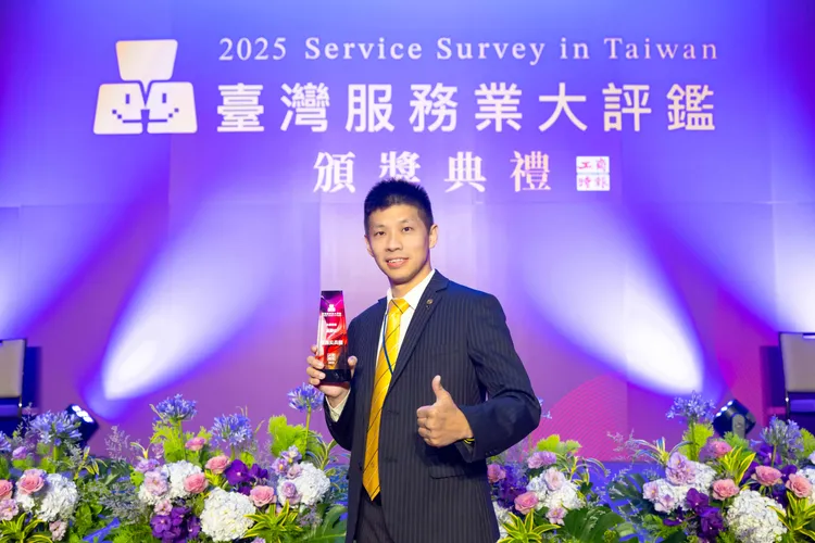 永慶房屋經紀人員溫勝安落實誠實服務，獲2025服務尖兵獎肯定，全台僅30人獲獎。永慶房產集團提供