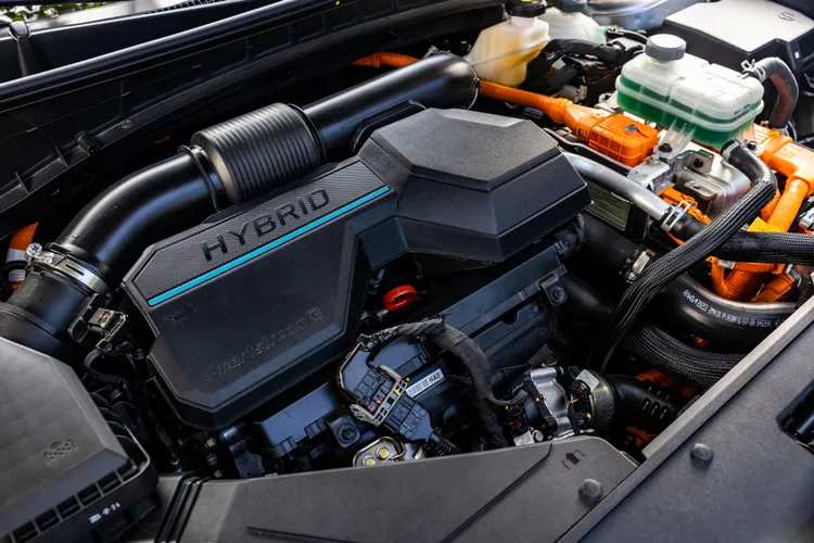 Turbo Hybrid 渦輪增壓油電科技結合高效內燃機與純電技術，不插電卻能享有節能與駕馭的雙重快感。圖／HYUNDAI 汽車提供