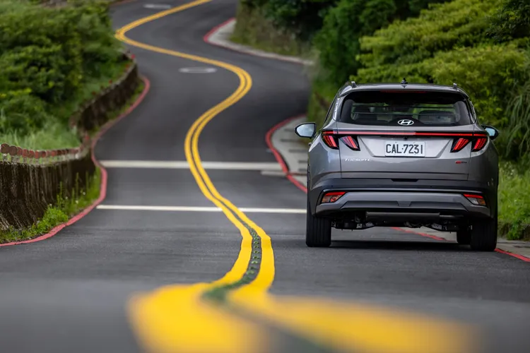 尾燈組夠有型的連貫式設計，仍然走在潮流尖端，而後保險桿則有小幅度線條改變。圖／HYUNDAI 汽車提供