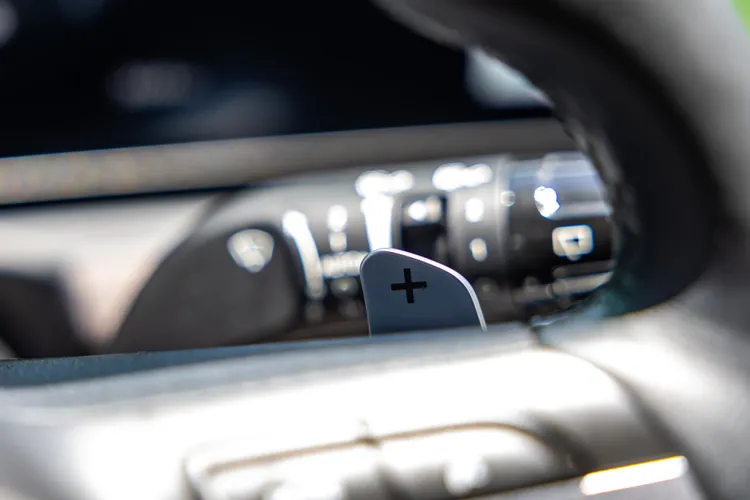 方向盤後方換檔撥片提供手動三段的回收強度自定義調整模式。圖／HYUNDAI 汽車提供