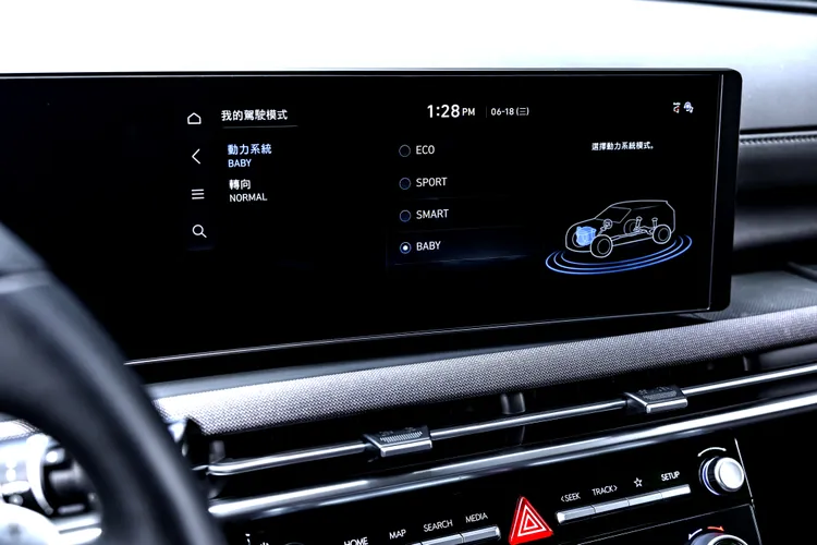 專為新手爸媽設計的「BABY MODE」嬰兒乘坐模式，透過電控系統優化，讓油門變得柔和，動力和轉向也可自動條配，有效提升全員乘坐舒適感。圖／HYUNDAI 汽車提供