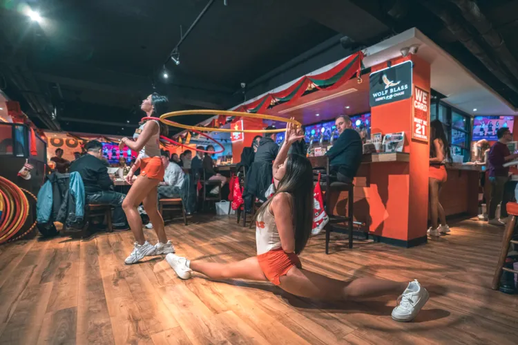 表演期間可與Hooters Girls一起同玩呼拉圈遊戲業者提供