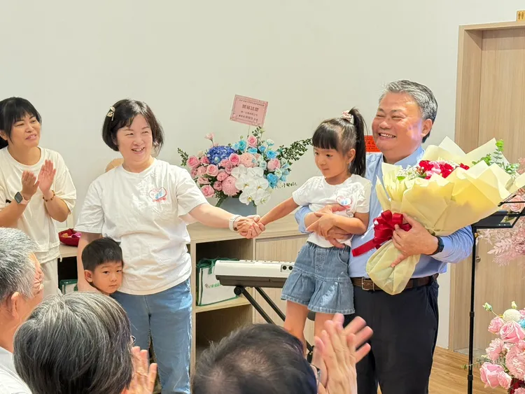 寶象建設總經理凃耀斌(右1)出席，並說明期待更多善心企業一同努力關懷弱勢。葉家銘攝